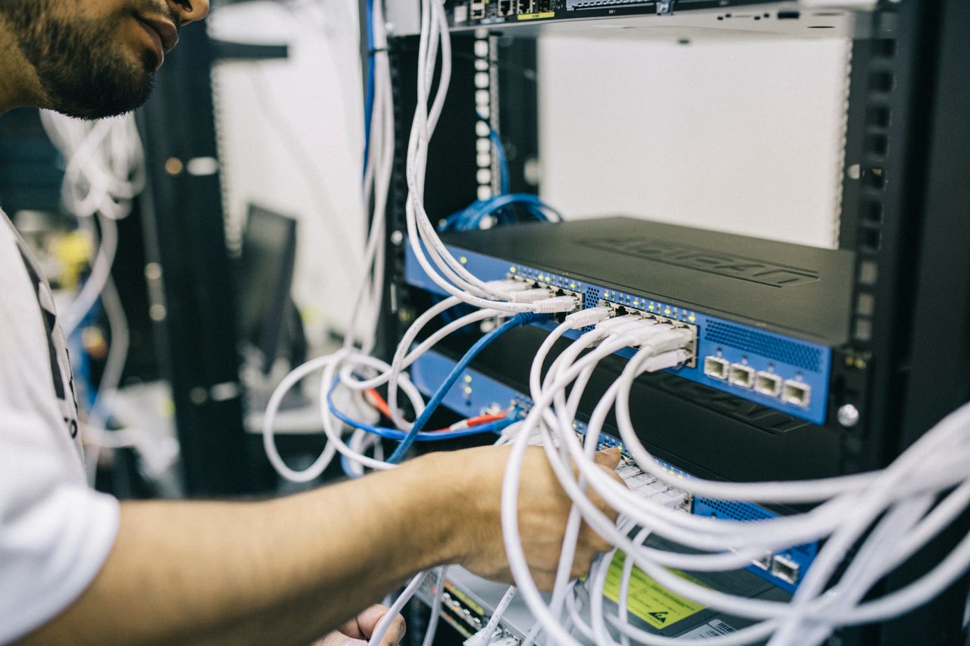 Técnico configurando infraestrutura de telecomunicações